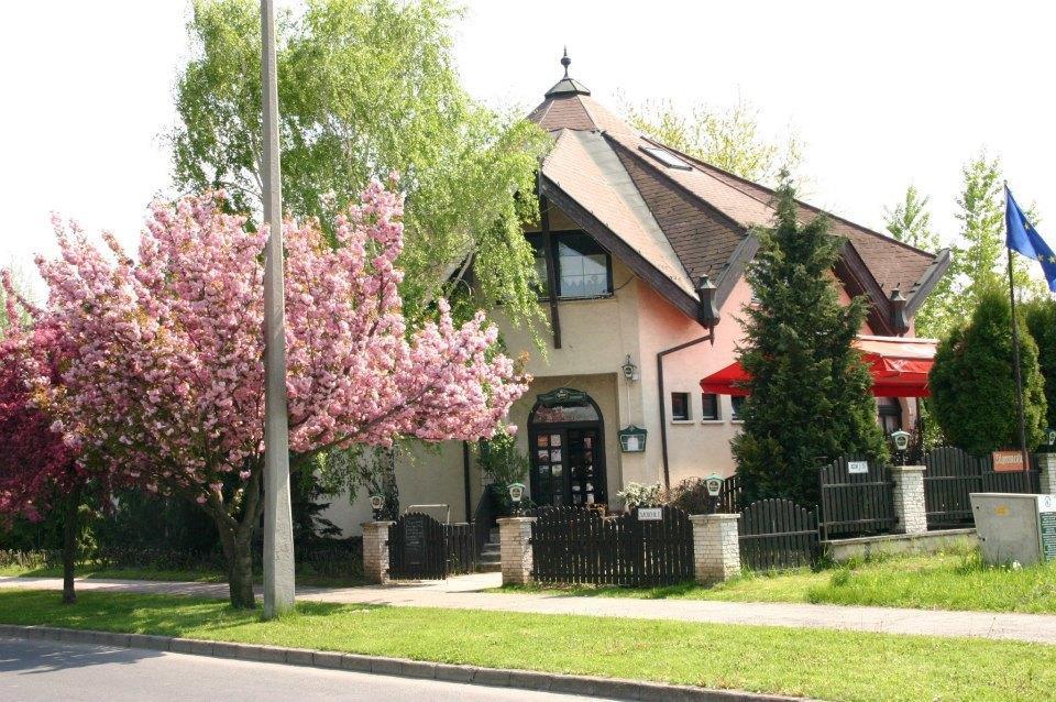 Kocsis Panzio Es Etterem Bed and Breakfast Komárom Eksteriør billede
