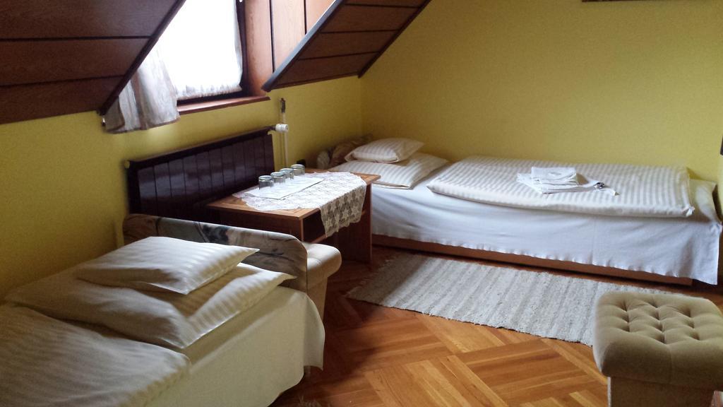 Kocsis Panzio Es Etterem Bed and Breakfast Komárom Værelse billede