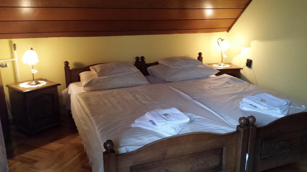 Kocsis Panzio Es Etterem Bed and Breakfast Komárom Værelse billede
