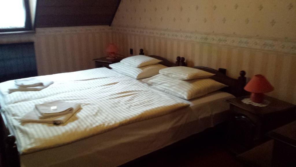 Kocsis Panzio Es Etterem Bed and Breakfast Komárom Værelse billede
