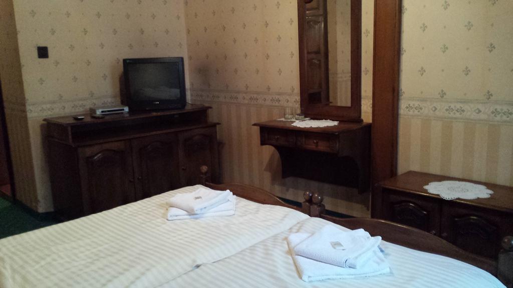 Kocsis Panzio Es Etterem Bed and Breakfast Komárom Værelse billede