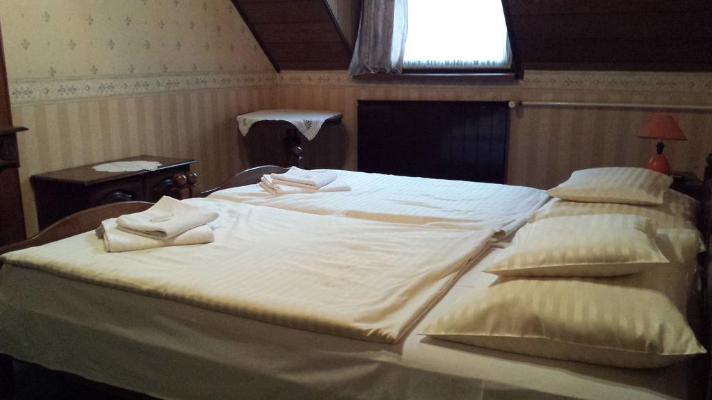 Kocsis Panzio Es Etterem Bed and Breakfast Komárom Værelse billede