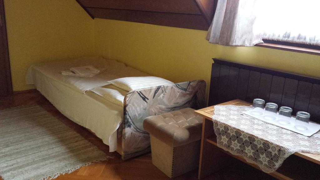 Kocsis Panzio Es Etterem Bed and Breakfast Komárom Værelse billede