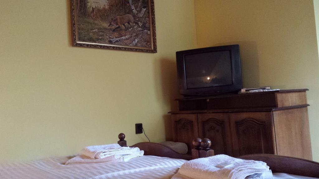 Kocsis Panzio Es Etterem Bed and Breakfast Komárom Værelse billede